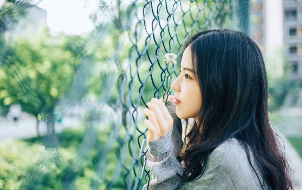 我避开无事时过分热络的友谊，这使我少些负担和承诺。我不多说无谓的闲言，这使我觉得清畅。------我尽可能不去缅怀往事，因为来时的路不可能回头。我当心的去爱别人，因为比较不会泛滥。我爱哭的时候便哭，想笑的时候便笑，只要这一切出于自然。我不求深刻，只求简单。——三毛《送你一匹马》